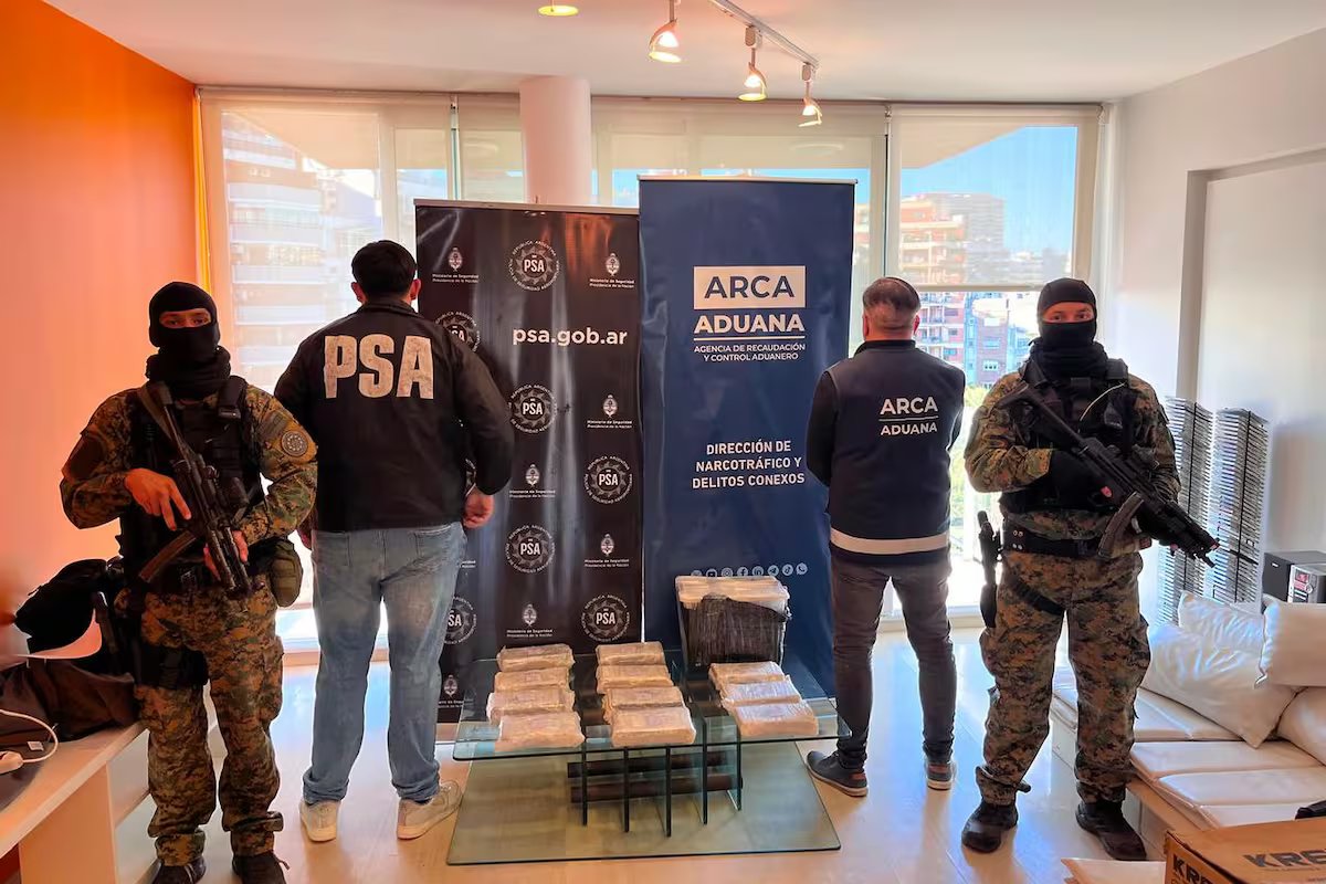 Os dois franceses responsáveis ​​pelo carregamento de cocaína “esqueceram-se” do carregamento no apartamento alugado em Palermo.