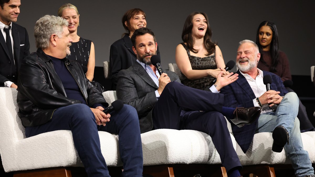 Painel FYC Emmy da 2ª temporada de ‘The Pitt’ se torna viral por todos os motivos errados: revelados os momentos mais estranhos entre o elenco e o moderador Jon Lovett – Just Jared – Notícias e fofocas de celebridades