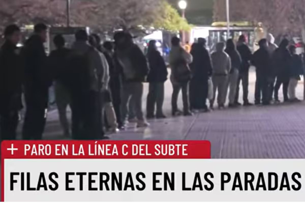 Parada linha C do metrô. usuários formam longas filas para embarcar em ônibus