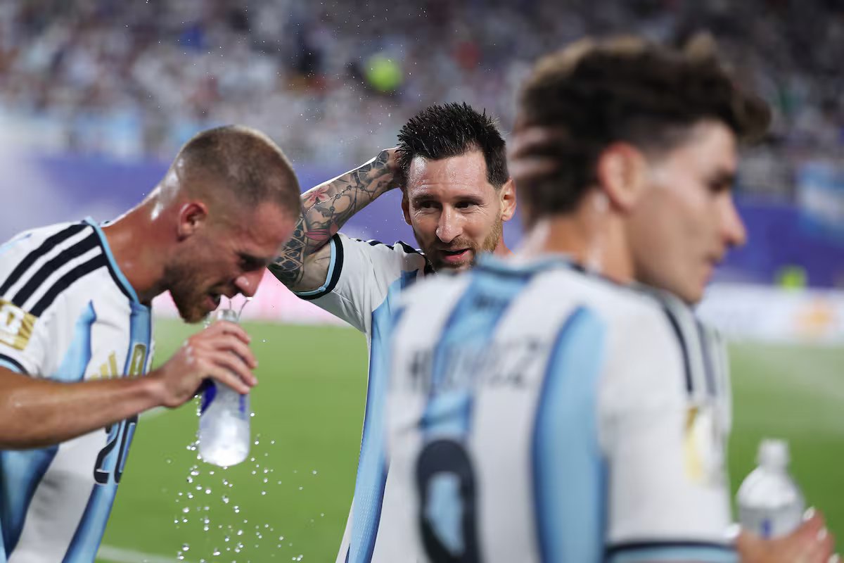 Pausa para hidratação na Copa do Mundo. entre a ganância económica e o risco de distorcer o futebol