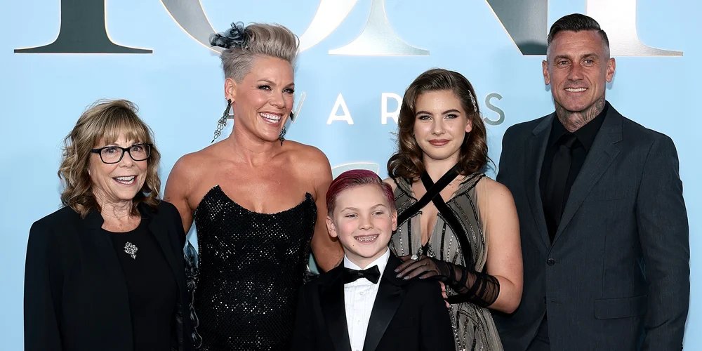 Pink recebe apoio de Husband & Kids no Tony Awards 2026 antes de apresentar o show! – Just Jared – Notícias e fofocas sobre celebridades