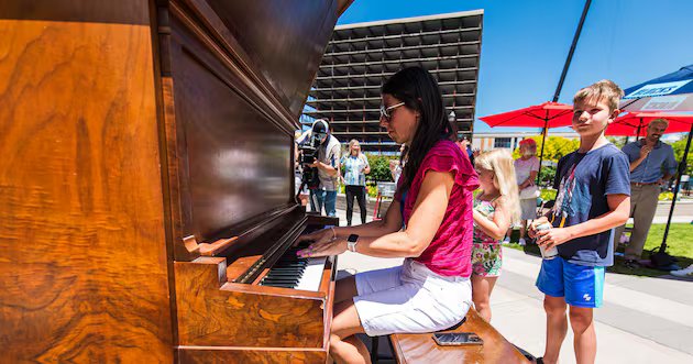 Por que um piano de 2,7 metros de altura está do lado de fora do Abrunell Hall – Deseret News