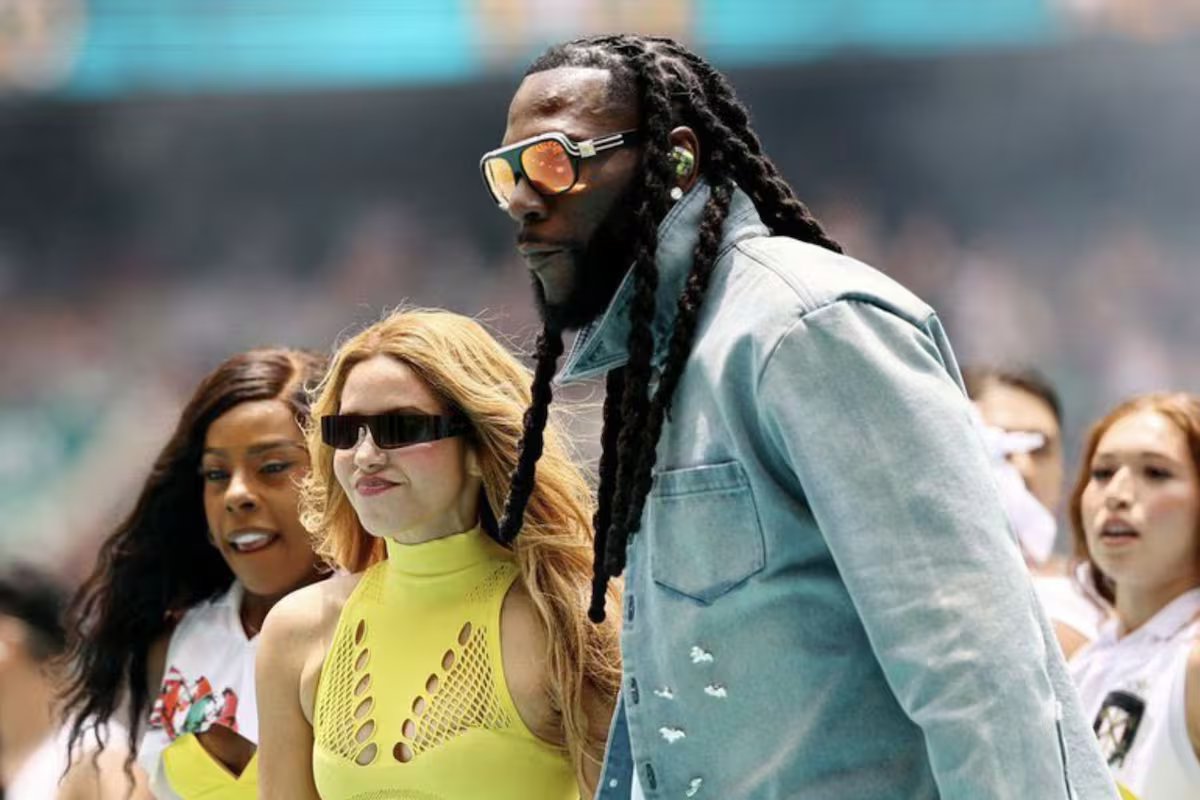 Quem é a cantora nigeriana que acompanhou Shakira na abertura da Copa do Mundo?