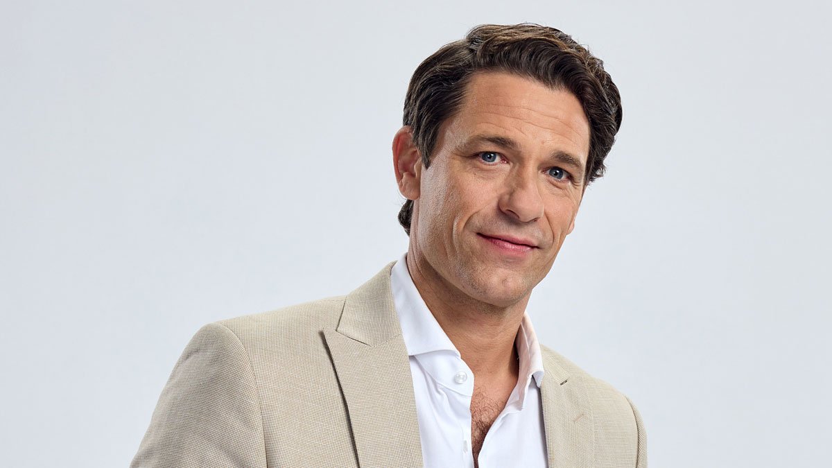 Quem é a esposa de Apostolis Totsikas? Conheça a paixão de longa data do novo ator Hallmark! – Just Jared – Notícias e fofocas sobre celebridades