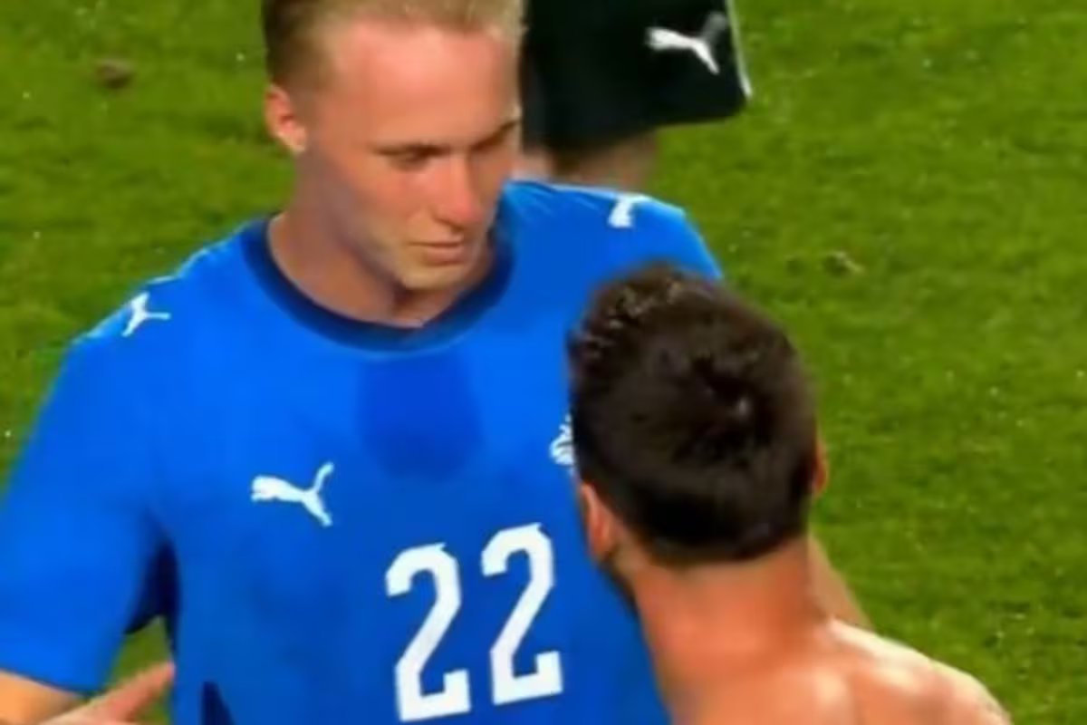 Quem é o jogador islandês que cumprimentou Messi e o lembrou que jogou com o pai no Barcelona