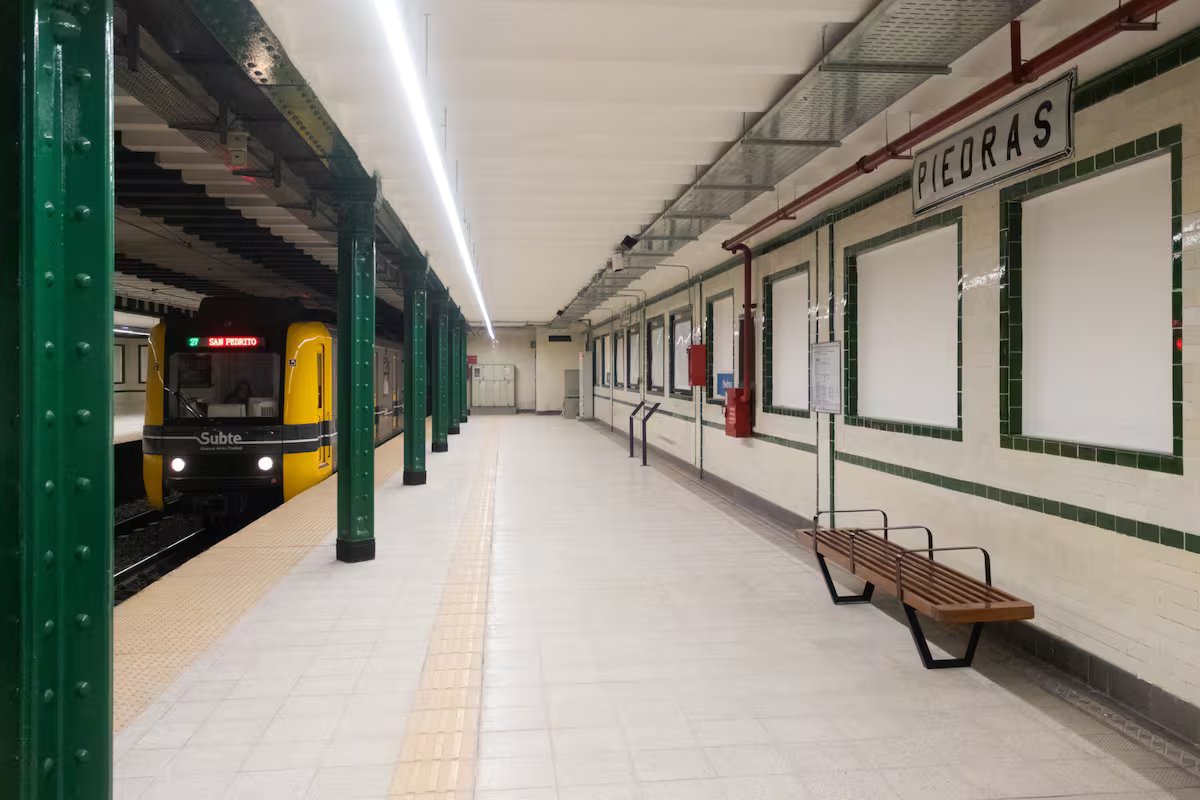 Restaurado com murais. Uma importante estação de metrô no centro de Buenos Aires está reabrindo ao público