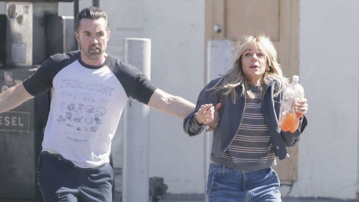 Rob Mac e Kaitlin Olson vão às ruas durante as filmagens da 18ª temporada de ‘It’s Always Sunny in Philadelphia’ – Just Jared – Celebrity News & Gossip