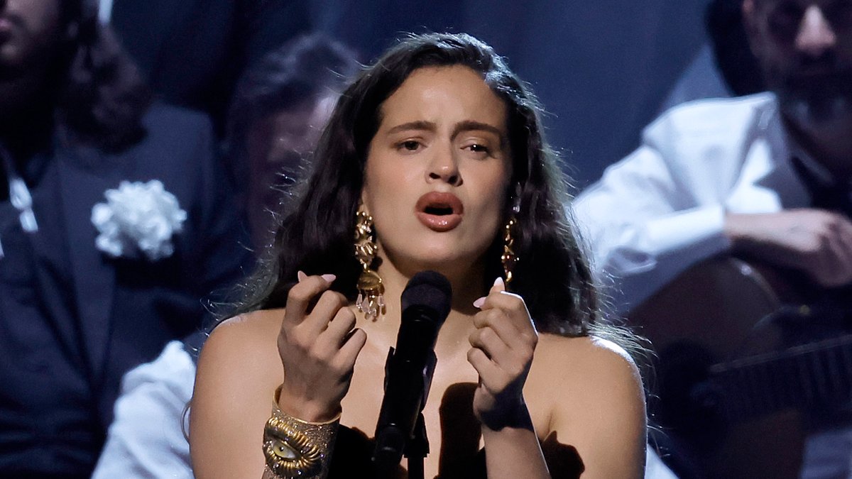 Rosalía adia datas de sua turnê na Flórida devido a uma “emergência familiar” – Just Jared – Celebrity News and Gossip