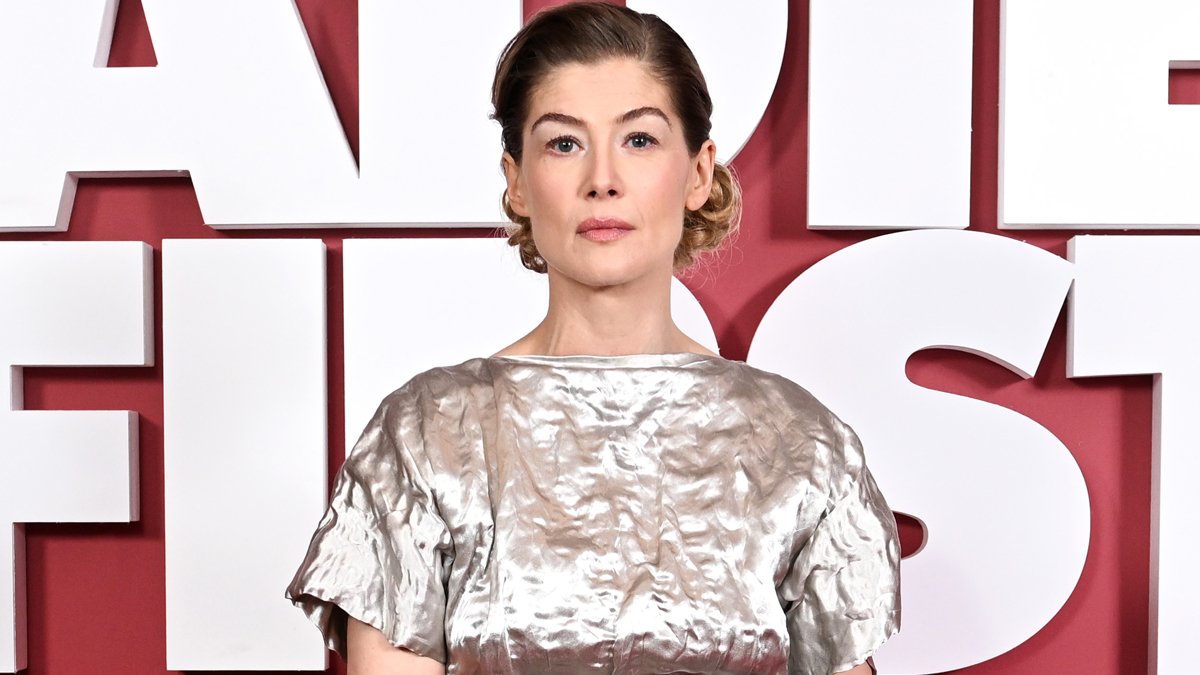Rosamund Pike chama o público por enviar mensagens de texto durante a apresentação de ‘Inter Alia’ no West End – Just Jared – Celebrity News & Gossip
