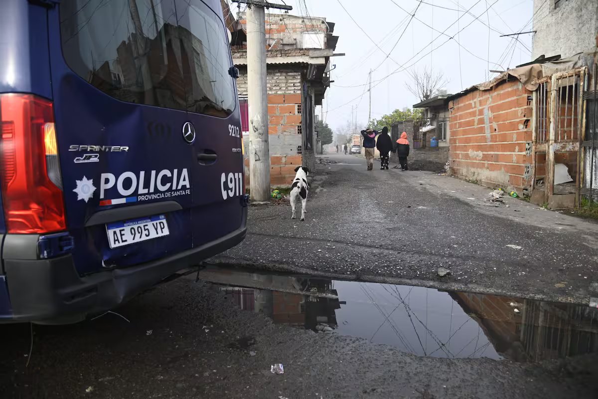Rosário. Um policial federal foi baleado ao entrar na vila à paisana e sem colete à prova de balas.