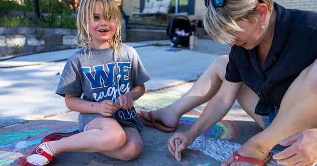 Ruas do bairro transformadas em feira de arte em giz – Deseret News