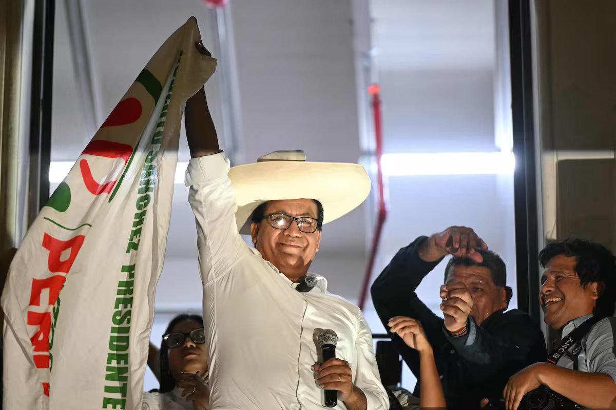 Sánchez comemora os resultados preliminares e parece triunfante para seus eleitores