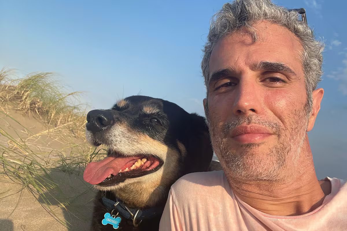 “Se você for para casa, eu irei.” viu-o perdido num canto, fez uma proposta e ficou surpreso com a resposta do cachorro;