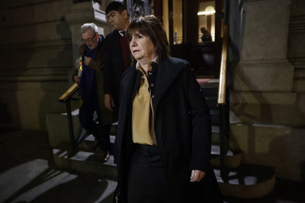 Senado. a sessão é adiada por uma semana e Adorni ganha tempo, embora seja convocado para interrogatório no dia 2 de julho;