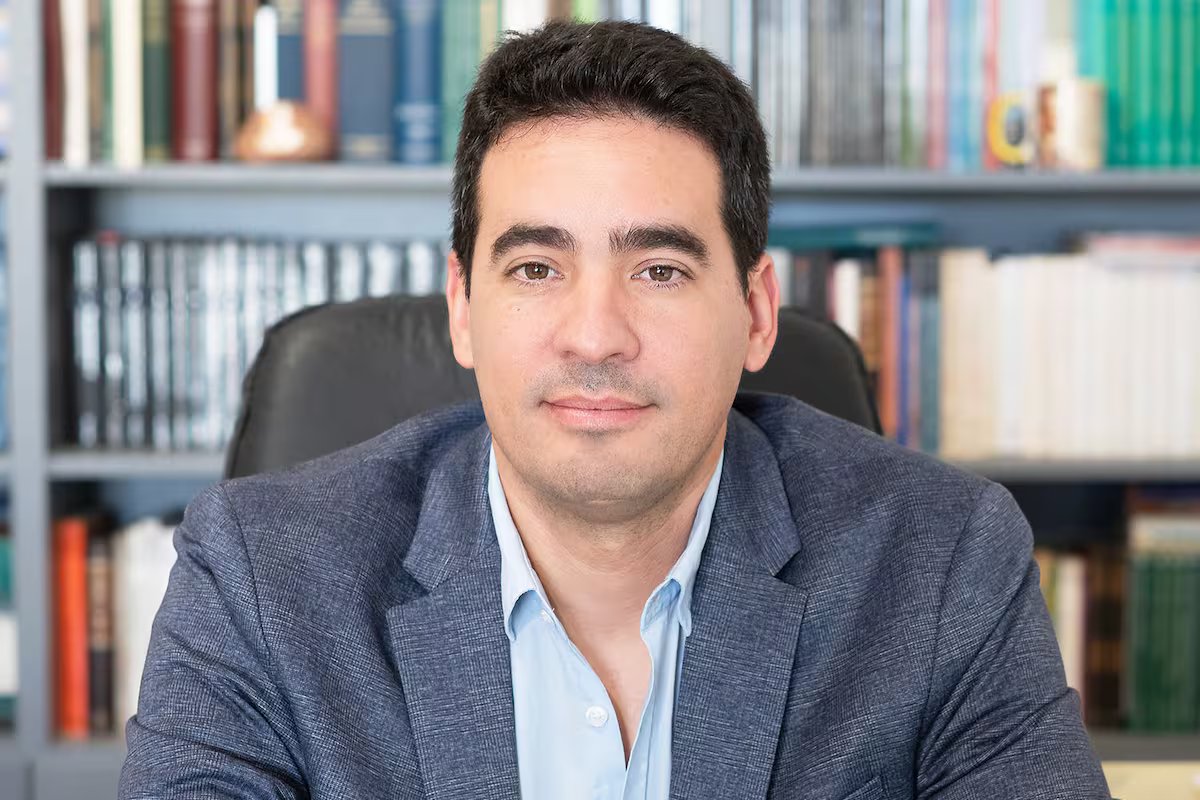 Sobre Adrian Ravier, o novo porta-voz de Manuel Adorno.