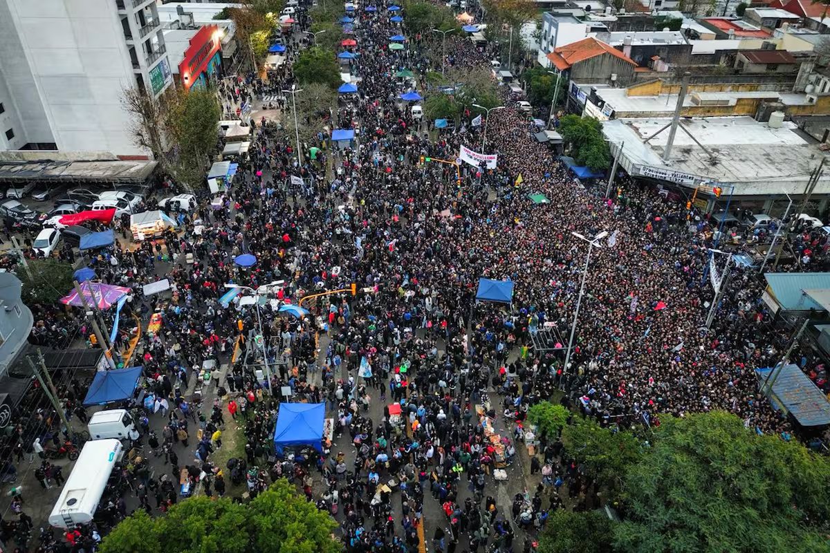“Somos mais de um milhão.” nem a noite nem a chuva atrapalham os torcedores que fazem fila para se despedir de Indio Solari;
