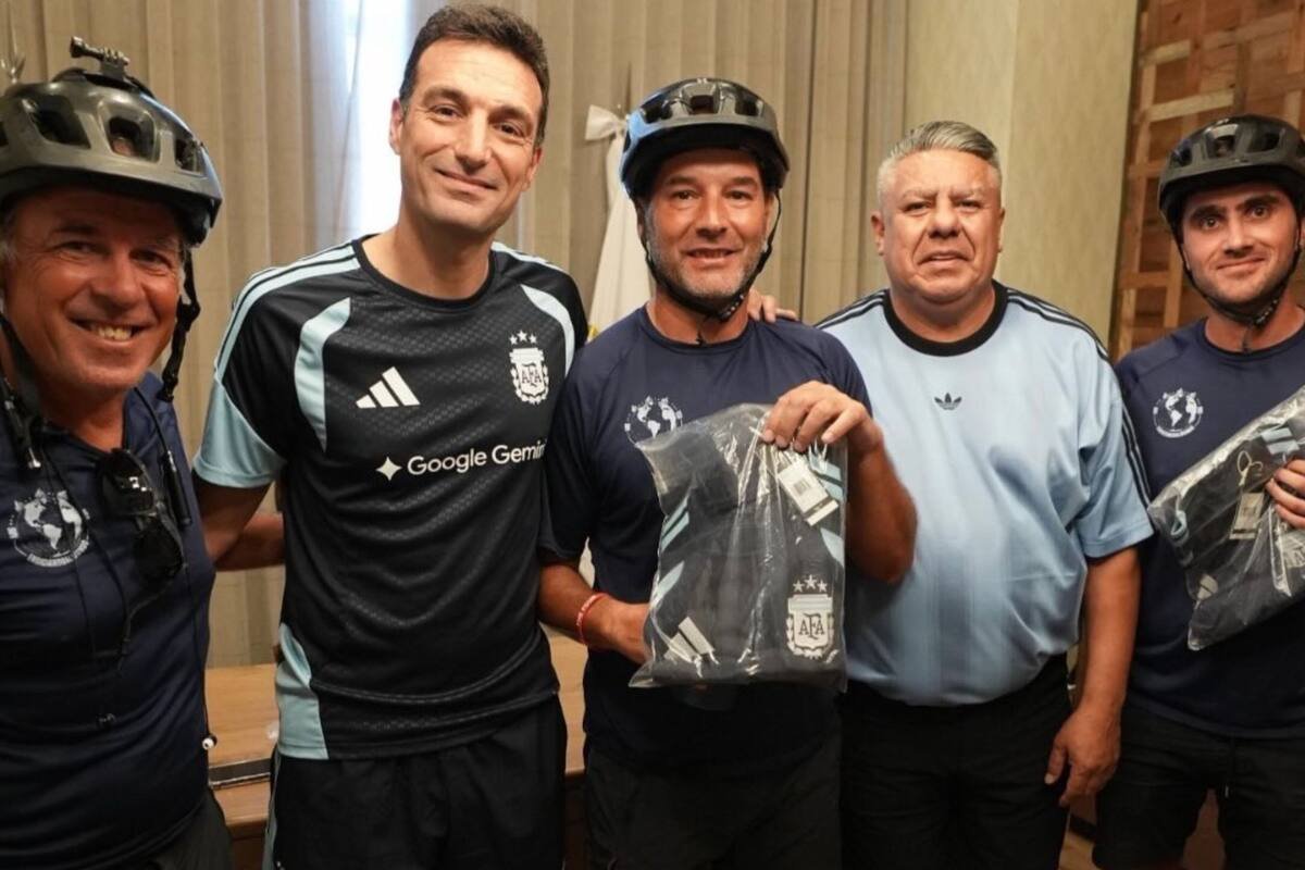 Sonho argentino. três amigos pedalaram por 17 países e mais de 16 mil quilômetros para ver Messi na Copa do Mundo