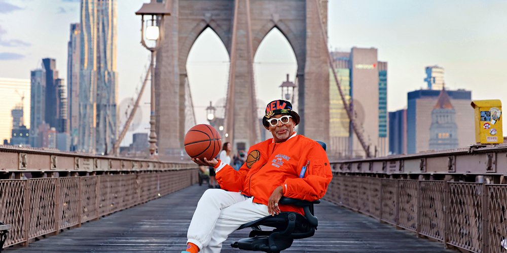 Spike Lee Dons New York Knicks ganha fotos icônicas na ponte do Brooklyn antes do jogo 3 – Just Jared – Notícias e fofocas de celebridades