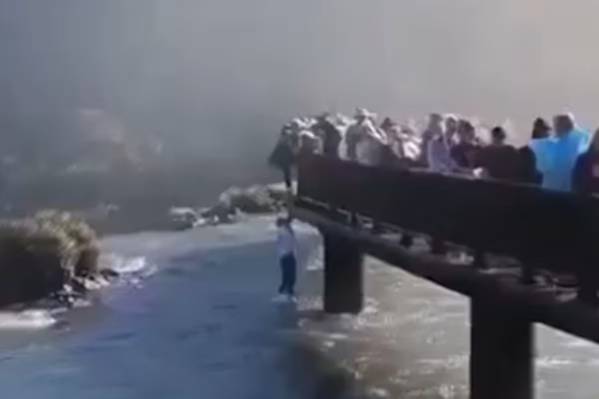 Surgiu novo vídeo do homem que tentou recuperar seu celular nas Cataratas do Iguaçu