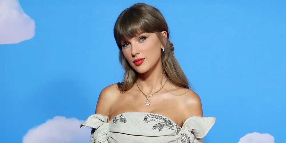 Taylor Swift faz aparição surpresa na estreia de ‘Toy Story 5’ em Los Angeles – Just Jared – Notícias e fofocas de celebridades