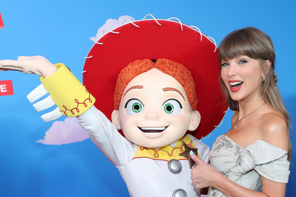 Taylor Swift surpreendeu a todos com uma apresentação ao vivo da música que ela escreveu para “Toy Story 5”
