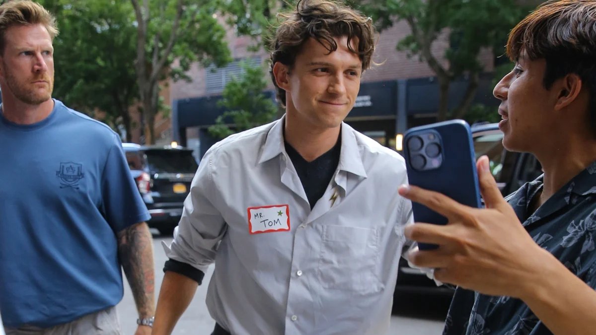 Tom Holland chega ao Greenwich Hotel vestido como ‘Sr. Tag de nome de Tom – Just Jared – Notícias e fofocas de celebridades