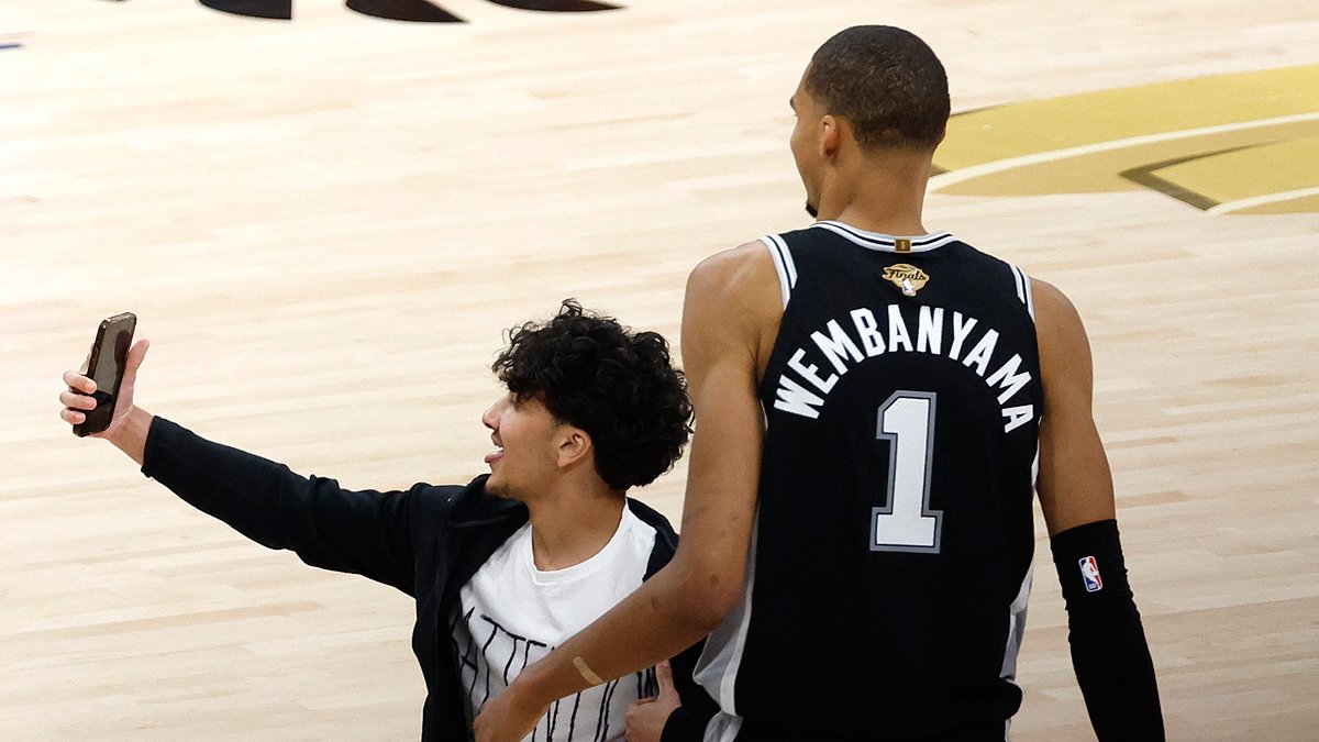 Torcedor do Spurs que tirou selfie de Victor Wembanyama enfrenta acusações criminais após incidente no primeiro jogo – Just Jared – Celebrity News & Gossip