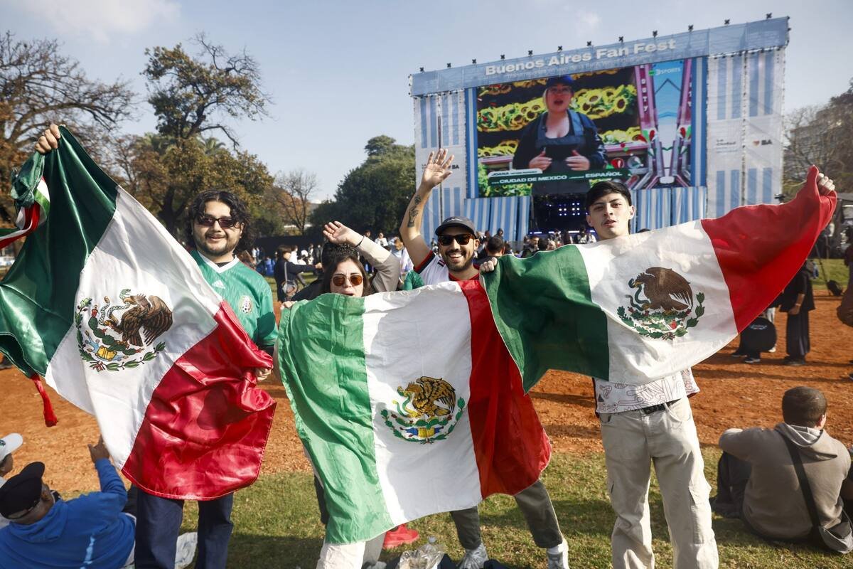 Torcedores comemoram o início da Copa do Mundo em Palermo com os embaixadores dos países-sede
