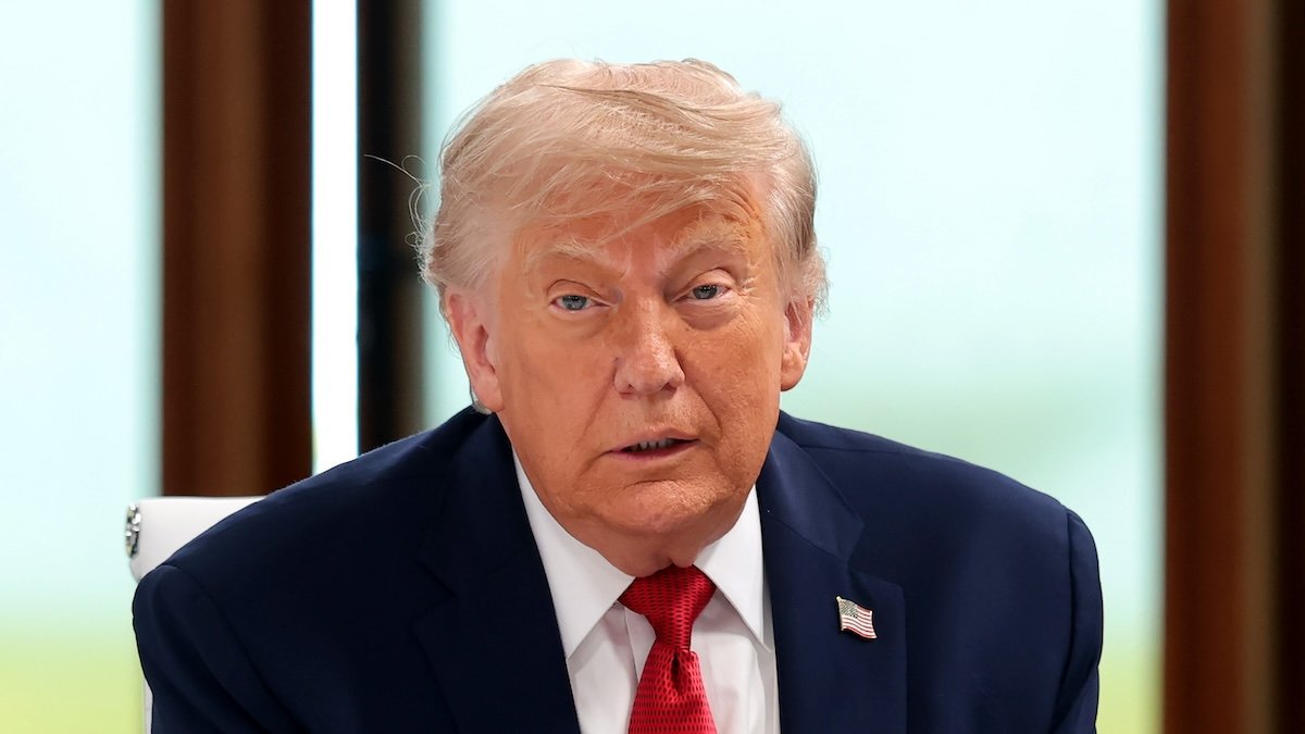 Trump provoca confusão depois de chamar a mulher misteriosa de ‘neta’ na postagem – Just Jared – Notícias e fofocas de celebridades