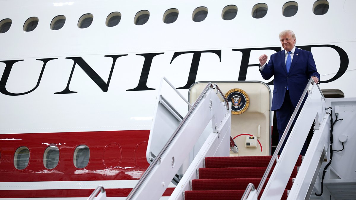 Trump revela novo jato do Força Aérea Um, presente de US$ 400 milhões do Catar (fotos) – Just Jared – Notícias e fofocas de celebridades
