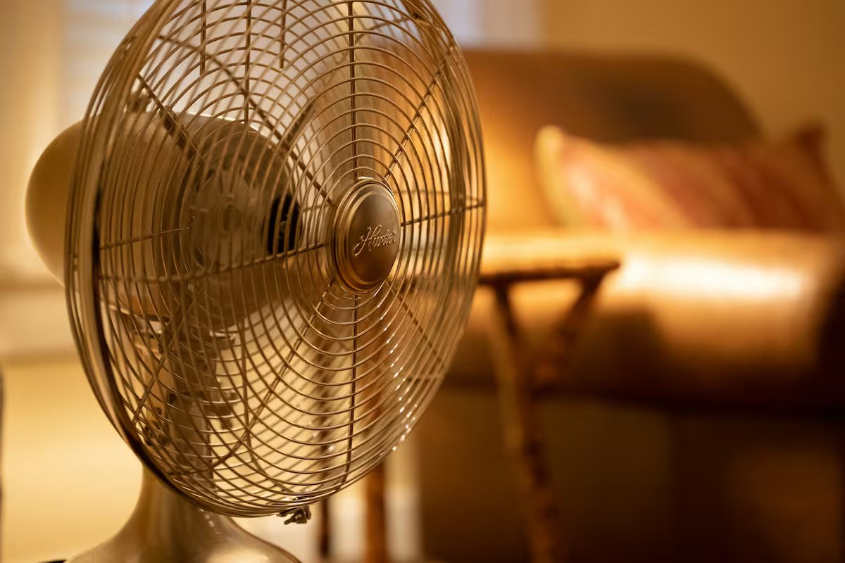 Um erro no ventilador que pode aumentar o calor dentro de casa, segundo especialistas