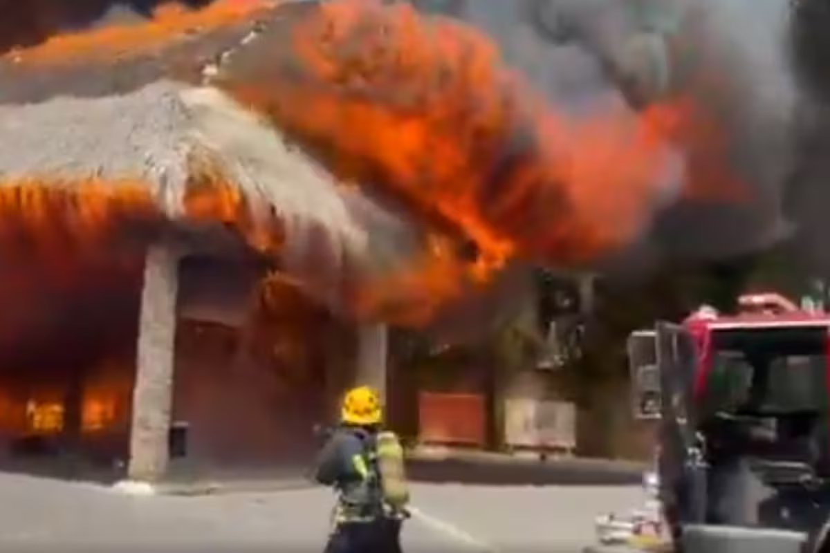 Um grande incêndio na República Dominicana destruiu um hotel de luxo
