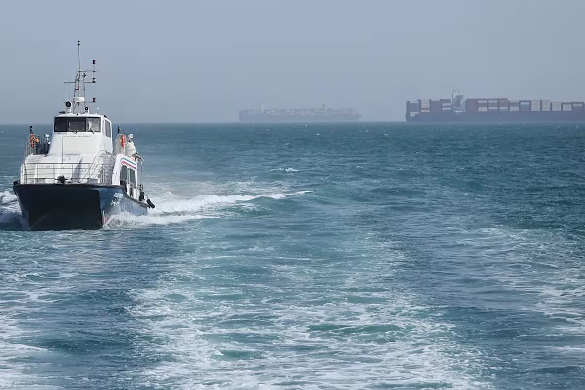 Um míssil atingiu petroleiros na costa de Omã, matando pelo menos um e deixando dois desaparecidos