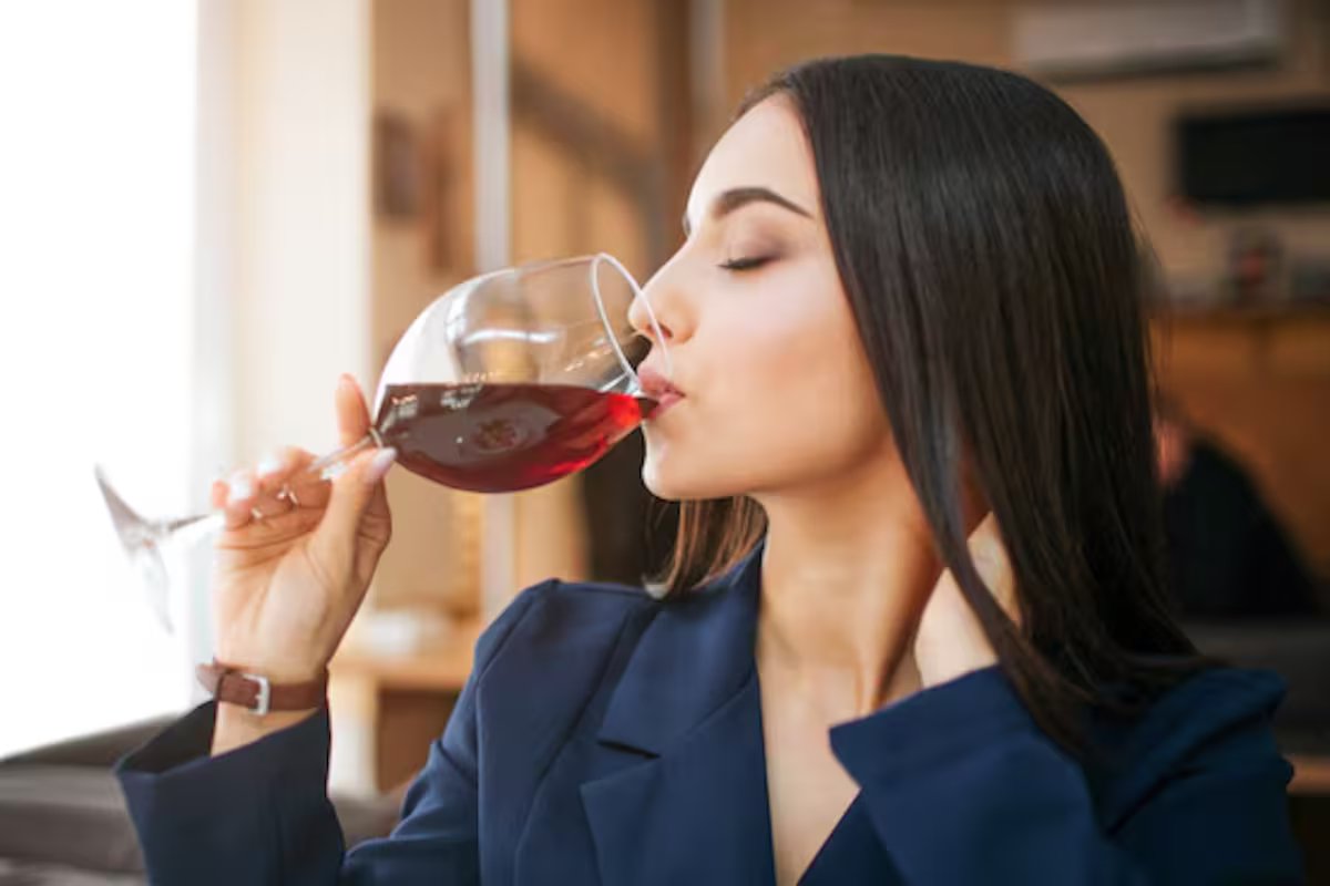 Um neurocientista descobriu os verdadeiros efeitos de beber uma taça de vinho antes de dormir