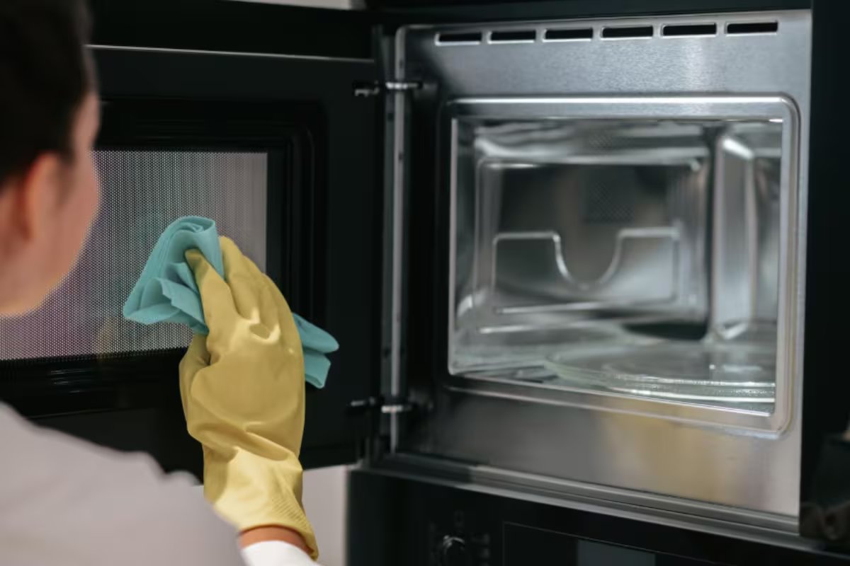 Um truque caseiro para tirar a gordura do forno com dois ingredientes que você definitivamente tem em casa