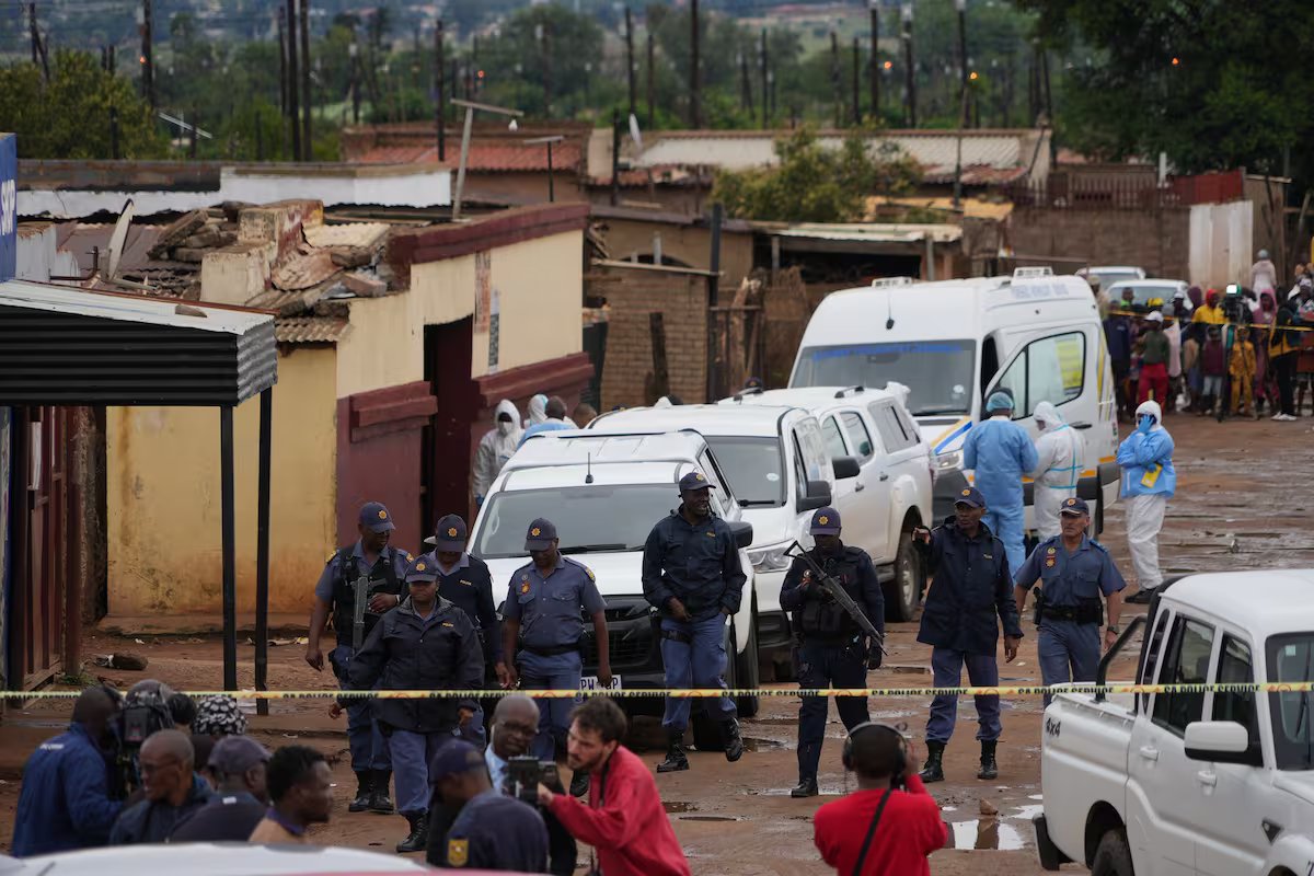 Uma onda de estrangeiros fugindo da violência xenófoba na África do Sul. sete mortos e centenas evacuados