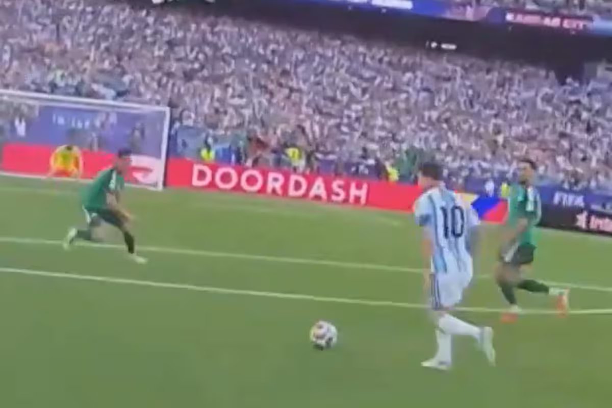 VÍDEO: Este foi o gol de Lionel Messi contra a Argélia pela câmera do árbitro