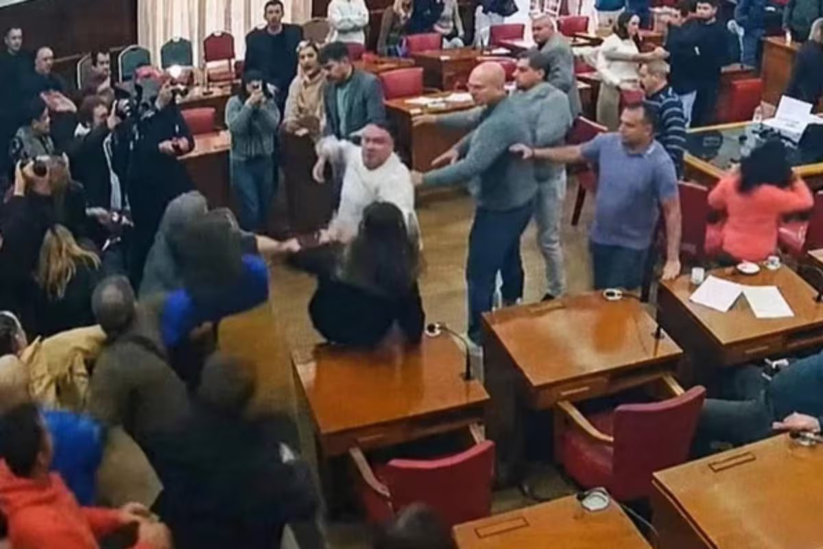 Vídeo: Essa foi a briga violenta entre taxistas e motoristas de aplicativo com socos e insultos