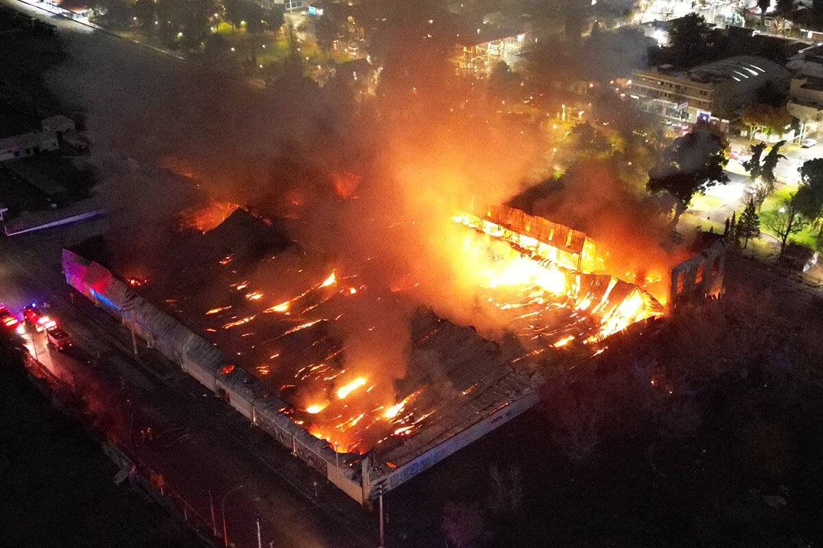 Vídeo: O exato momento em que ocorreu um incêndio em um armazém de supermercado em Rio Negro