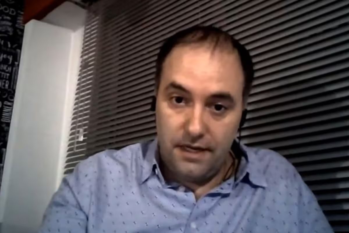 Vídeo antigo de Adorni contradiz sua explicação de quando começou a investir em Bitcoin