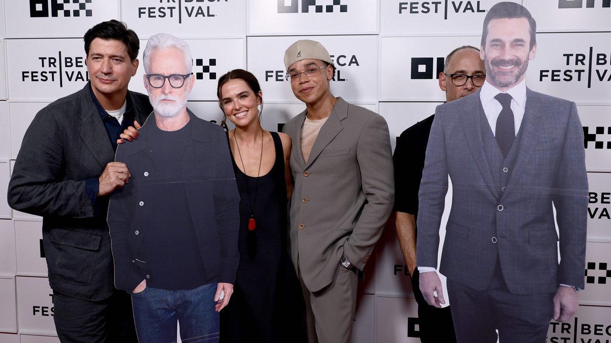 Zoey Deutch e o elenco de ‘Gail Daughtry & The Celebrity Sex Pass’ estão trazendo recortes de papelão de Jon Hamm e John Slattery para o 2026 Tribeca Film Festival! – Just Jared – Notícias e fofocas sobre celebridades